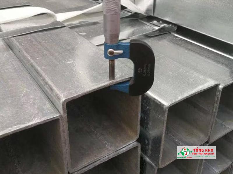 Đo độ dày thép hộp vuông 40x40 bằng panme để đảm bảo thép không bị thiếu ly, ảnh hưởng chất lượng