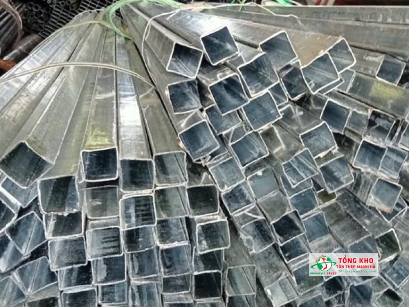 Hình ảnh sắt hộp vuông 5 bị lỗi hình dạng, cạnh bị cong vênh, không đều