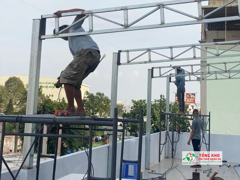 Ứng dụng sắt hộp 100x100 làm cột chống mái khung mái tôn sân thượng