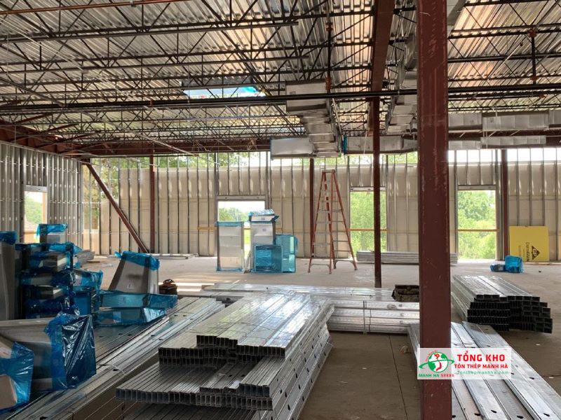 Thép hộp 100x200 dùng làm cột chống chịu lực cho nhà xưởng