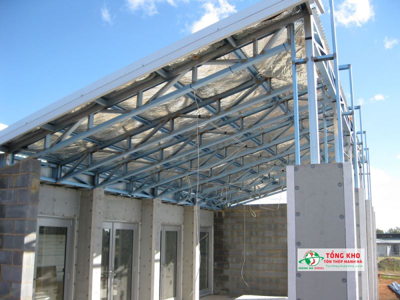 Sử dụng sắt hộp 75x75 làm khung mái che