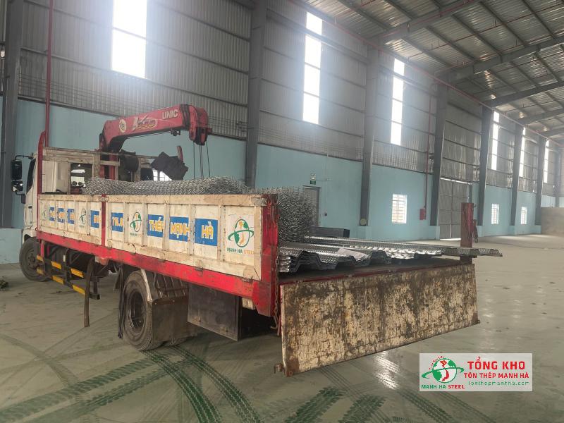 Địa chỉ bán tôn sàn deck Hoa Sen chính hãng, giao tận nơi - Tôn Thép Mạnh Hà