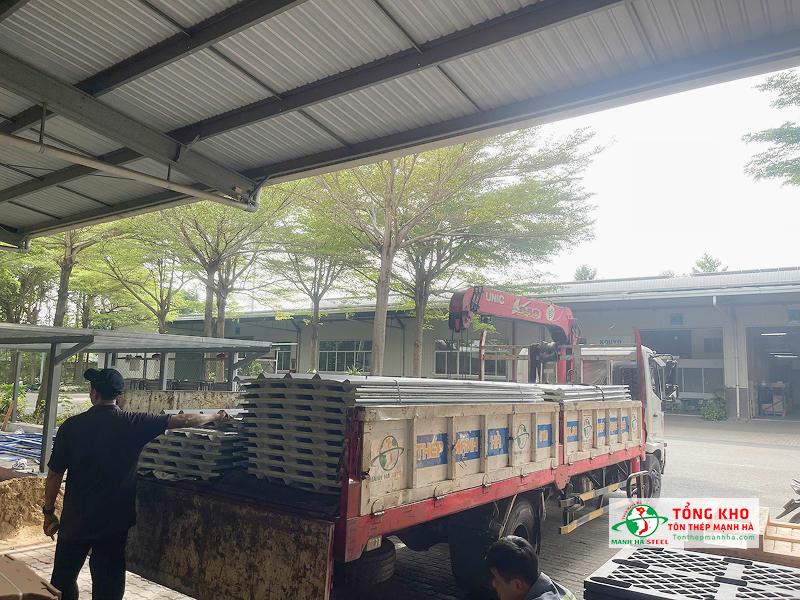 Giao 500m tôn PU và thép tấm nhúng kẽm cho nhà xưởng tại Cần Giuộc, Long An