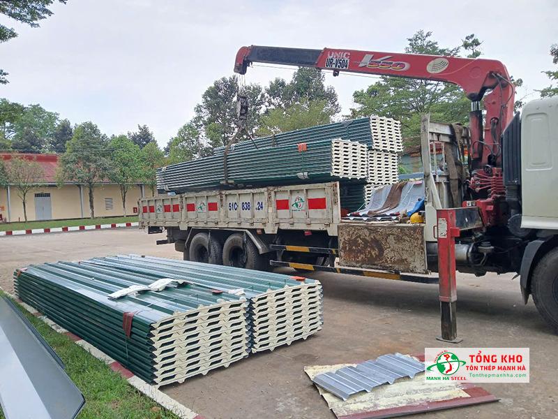 Xuất kho 1000m tôn PU Đông Á màu xanh rêu cho Doanh trại Quân Đội tại Biên Hòa, Đồng Nai