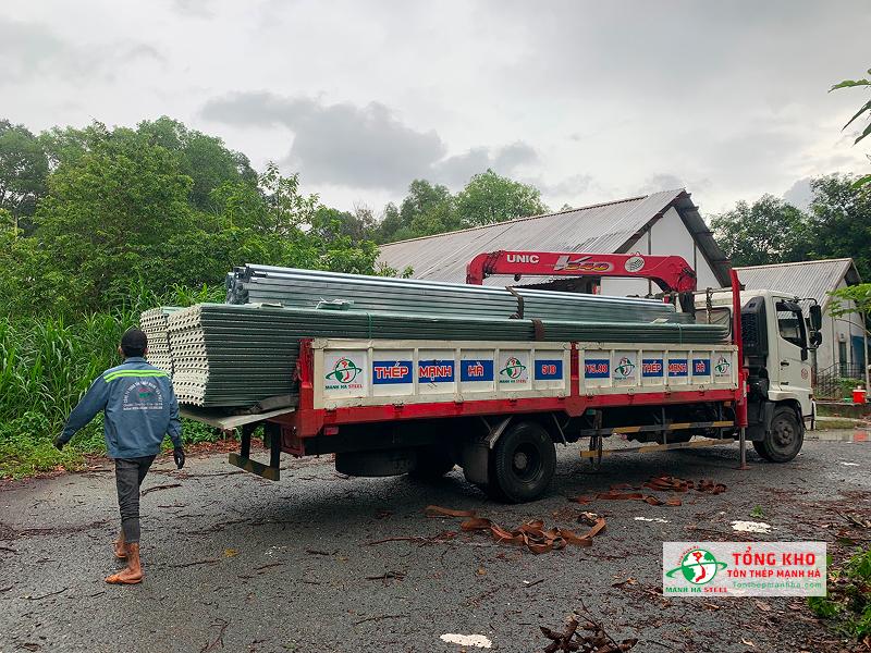 Giao 700m tôn PU lợp chòi cắm trại tại Trị An, Đồng Nai