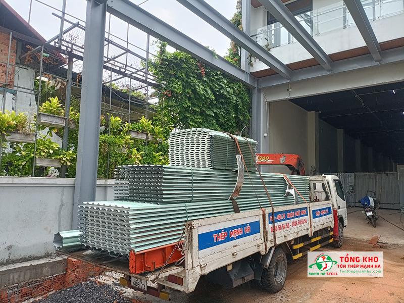 Giao cho công trình nhà tiền chế ở Thủ Đức 700m tôn PU Đông Á