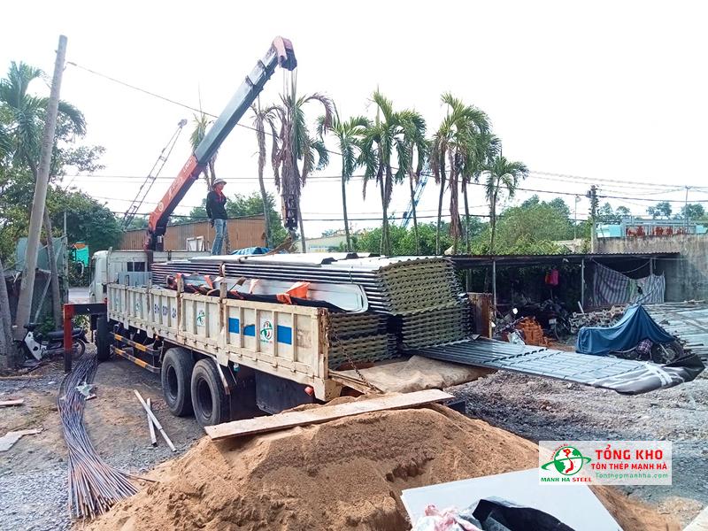 Giao 1000m tôn PU cho công trình xây dựng quán cà phê ở Bình Phước