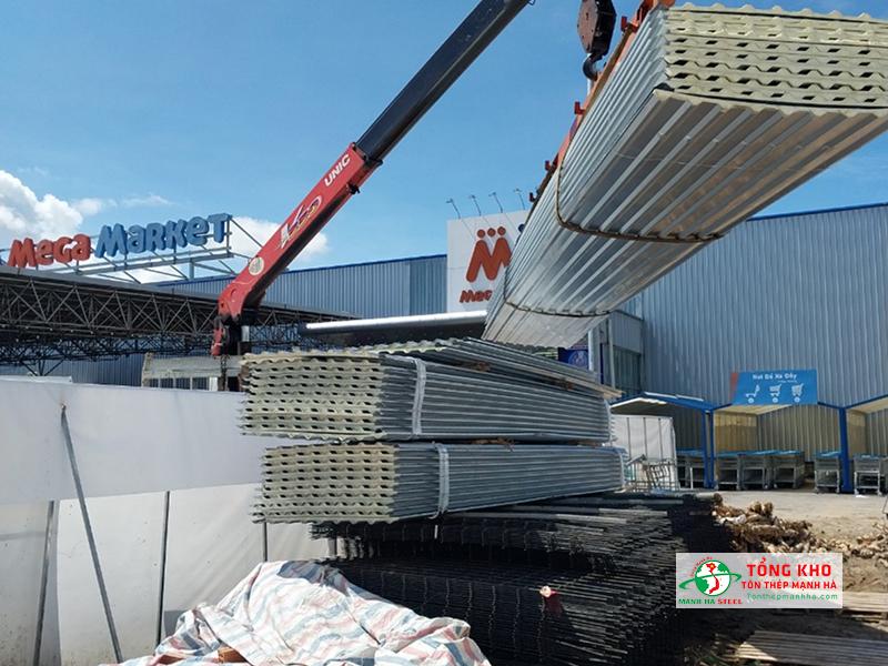 Cung cấp 1000m tôn PU màu trắng sữa cho công trình sửa chữa siêu thị MM ở Hiệp Phú, Quận 12