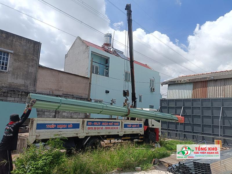 Bàn giao 300m tôn lạnh màu xanh ngọc cho anh Tiến lợp mái nhà ở Quận 6