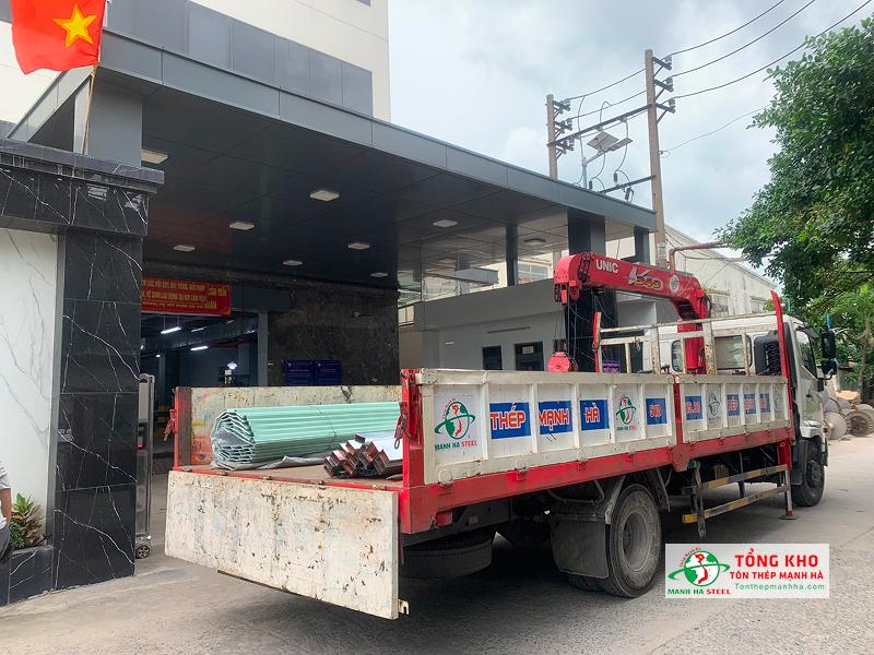 Cung cấp 400m tôn lạnh màu cán 9 sóng cho công ty quảng cáo Quốc Dũng ở Long An