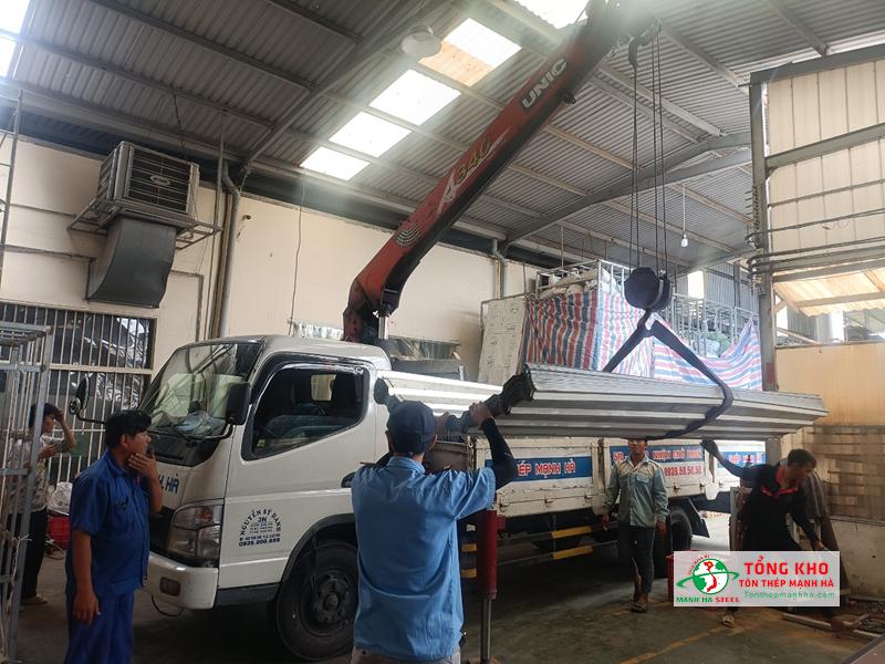 Bàn giao 500m tôn lạnh cho xưởng gia công cơ khí ở Hóc Môn