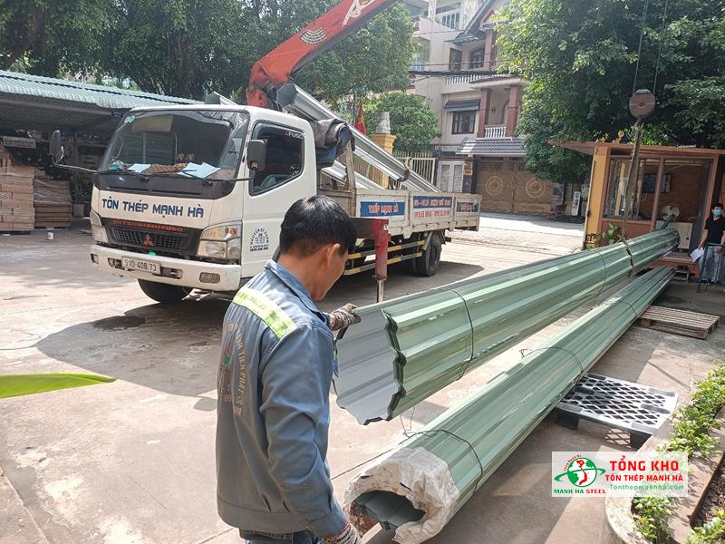 Giao đến công trình xây dựng nhà 2 tầng tại Thủ Đức 400m tôn lạnh màu