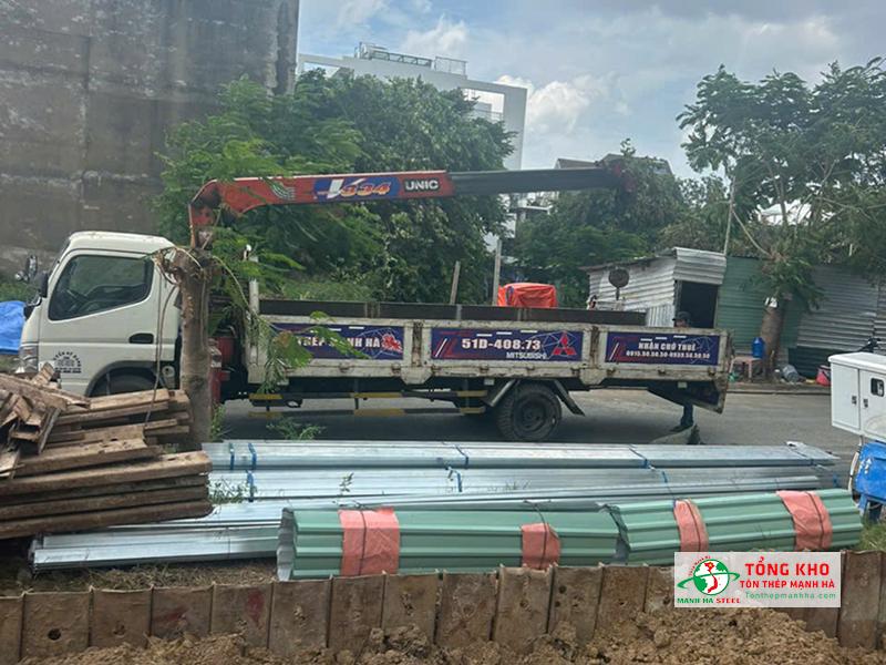 Giao 300m tôn xamh ngọc, xà gồ C và thép hộp cho công trình nhà ở Quận 2