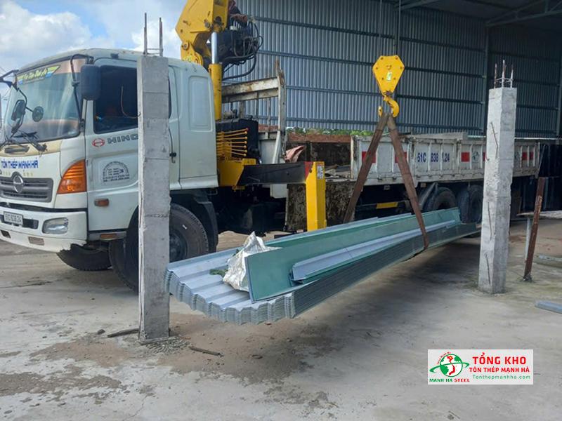 Giao thép hộp và 200m tôn màu xanh lá cho công trình nhà xưởng tại Nhà Bè