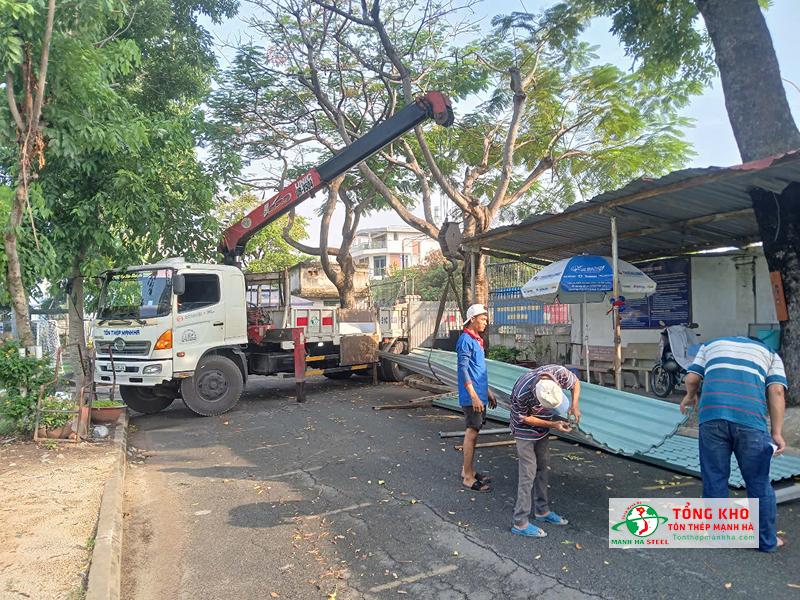 Xuất kho 1.000m tôn màu Đông Á giao Trường THPT Trường Chinh – Quận 12