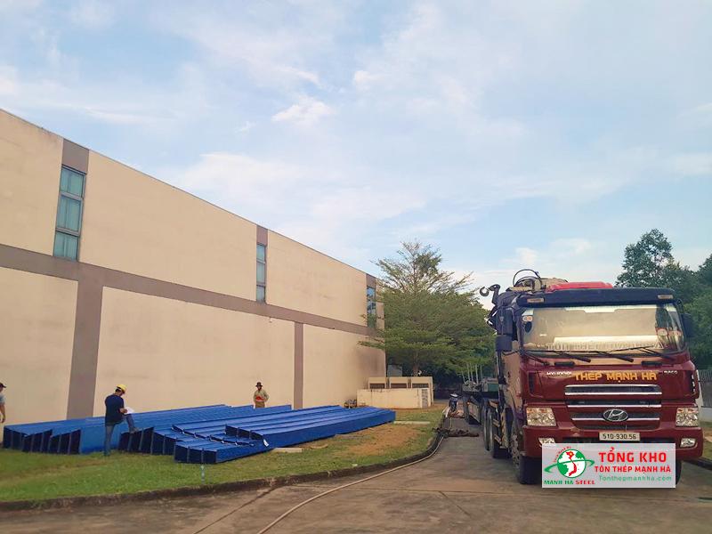 Giao 2500m tôn màu xanh dương cán sóng cliplock đến Khu Công Nghệ Cao