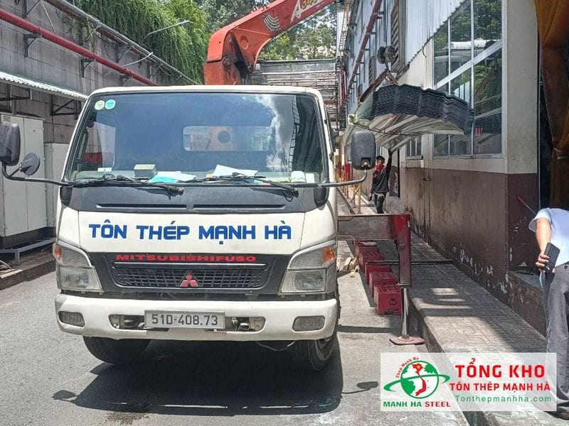 Liên hệ ngay tôn thép Mạnh Hà để được tư vấn về sản phẩm tôn giả ngói màu nâu