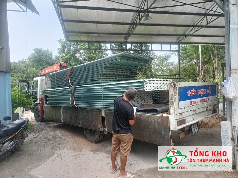 Mạnh Hà chuyên phân phối sản phẩm tôn xốp cách nhiệt Hoa Sen chất lượng cao, mẫu mã đẹp