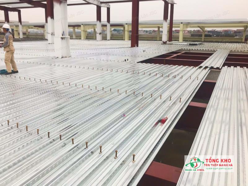 Sử dụng tôn đổ sàn deck Hoa Sen làm sàn thép liên hợp đổ bê tông cho trung tâm thương mại
