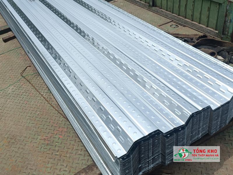 Tôn đổ sàn deck Hoa Sen có khả năng chống ăn mòn tốt, kích thước chuẩn, độ cứng cao