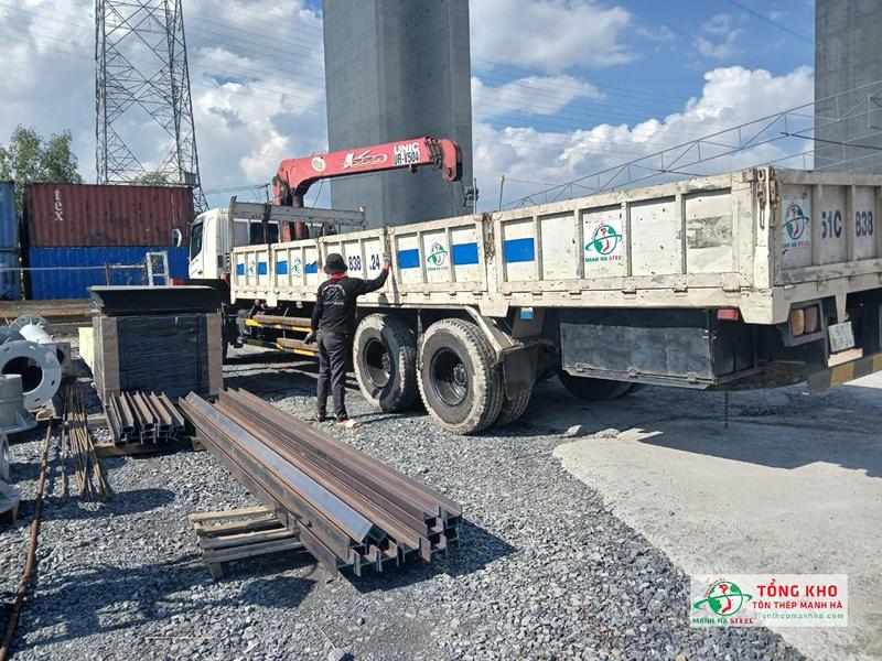 Giao 10 tấn thép hình H phục vụ làm đường cao tốc Bến Lức - Long Thành