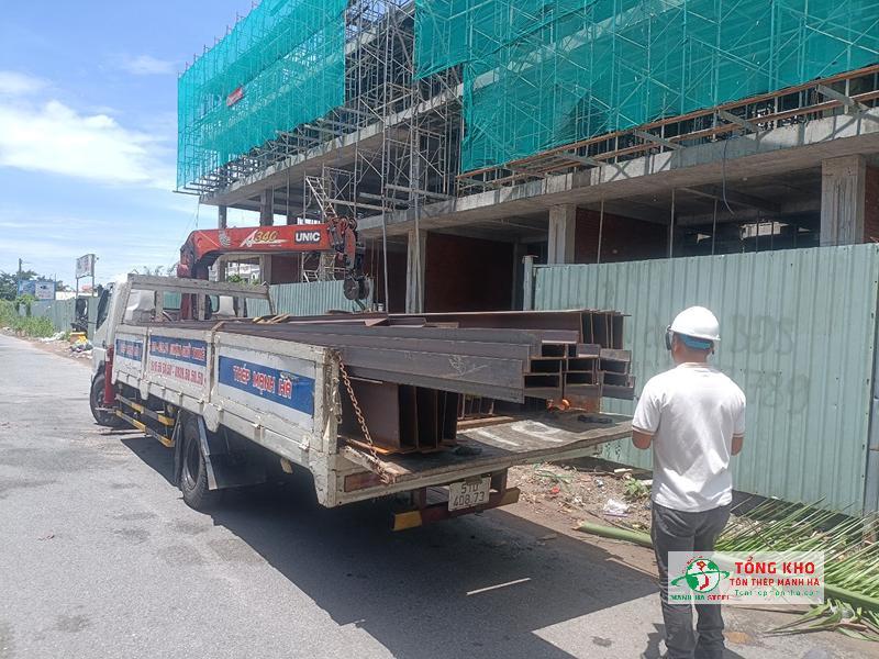 Giao 7 tấn sắt hình H ch công trình xây dựng trung tâm thương mại ở Bình Dương