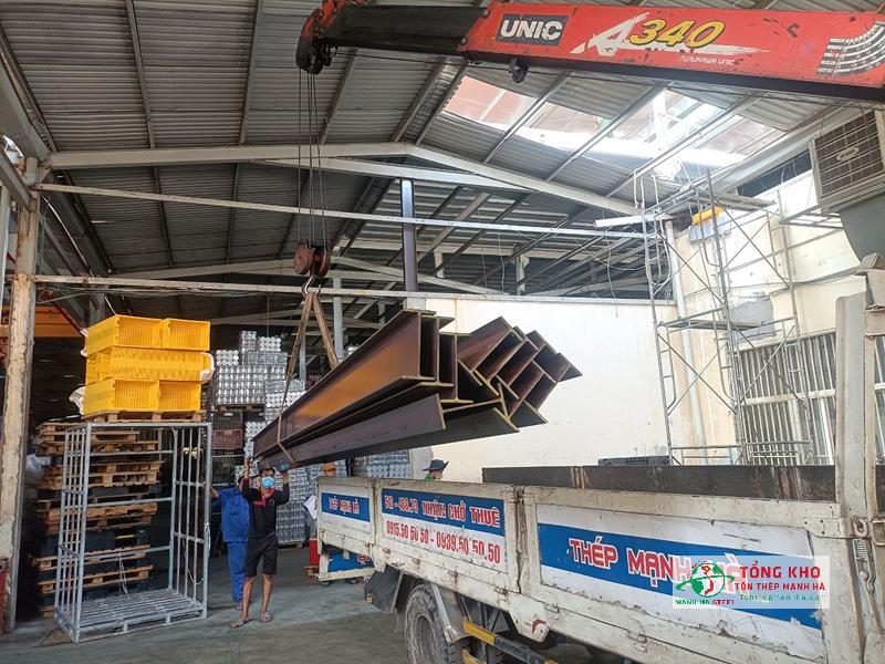 Bàn giao 2 tấn thép hình H150 đến xưởng cơ khí của anh Bình ở Bình Chánh