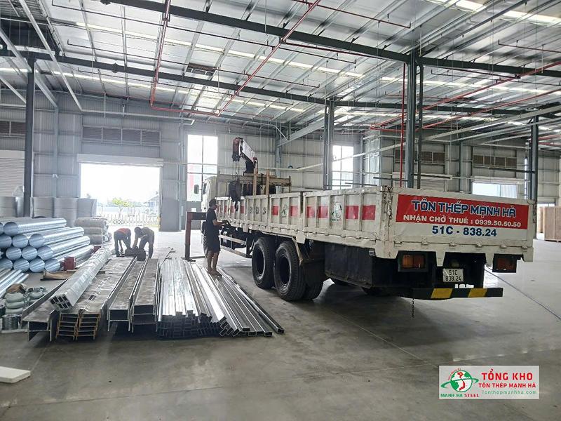 7 tấn thép hình H và thép hộp mạ kẽm giao cho nhà xưởng ở Bình Dương