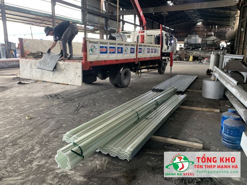 Mua tôn nhựa phẳng chất lượng cao, giá rẻ tại đại lý tôn thép Mạnh Hà