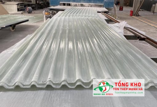 Tôn lấy sáng composite (sợi thủy tinh) được sản xuất từ một loại nhựa tổng hợp được pha nhựa và chất độn