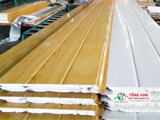 Tôn xốp trần nhà có 3 lớp, tính thẩm mỹ tốt, đa dạng màu sắc