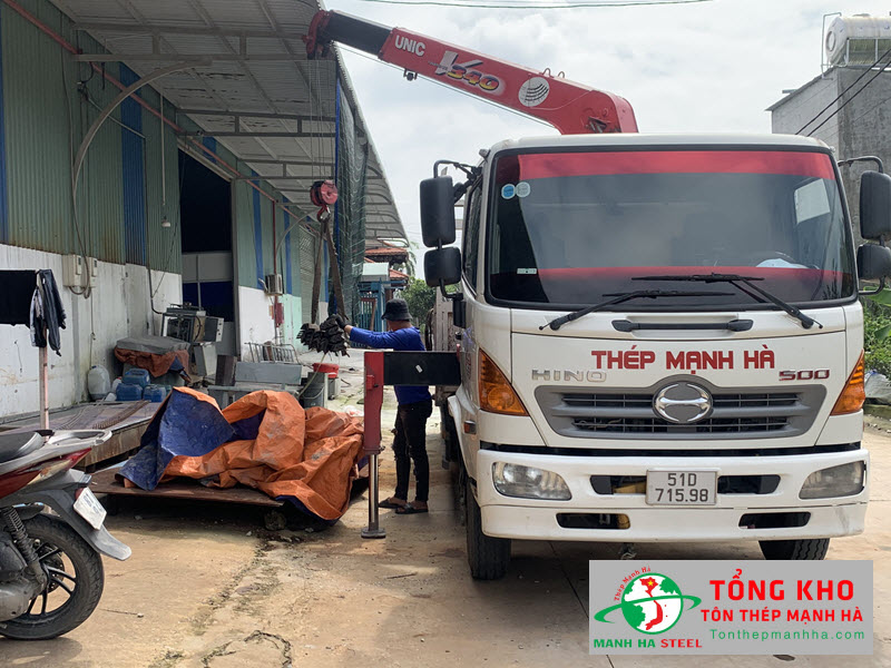Tôn Thép Mạnh Hà vận chuyển thép V tới tận công trình toàn miền Nam