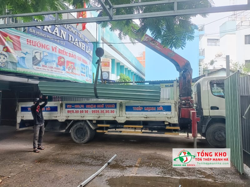 Vận chuyển tôn lợp 11 sóng tận nơi thi công