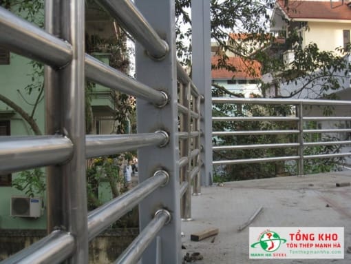 Ứng dụng ống inox phi 27,2 gia công hằng rào lan can