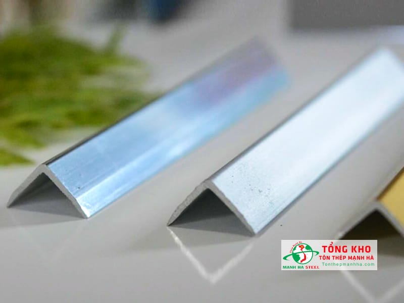 V inox 25x25 có kích thước cạnh là 25mm, mặt cắt hình V, chống rỉ sét tốt