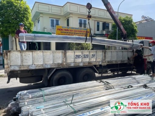 Nhà máy Mạnh Hà hỗ trợ vận chuyển, xếp ống inox 27.2 tới công trinh