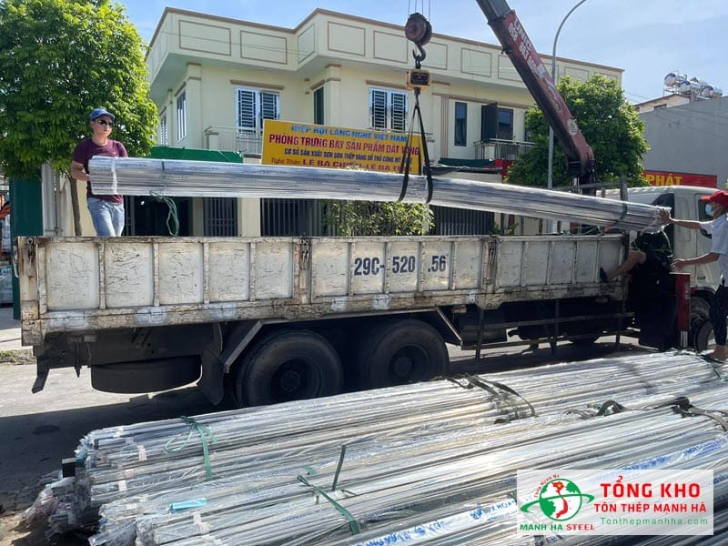 Nhà máy Mạnh Hà hỗ trợ vận chuyển, xếp ống inox 27.2 tới công trinh