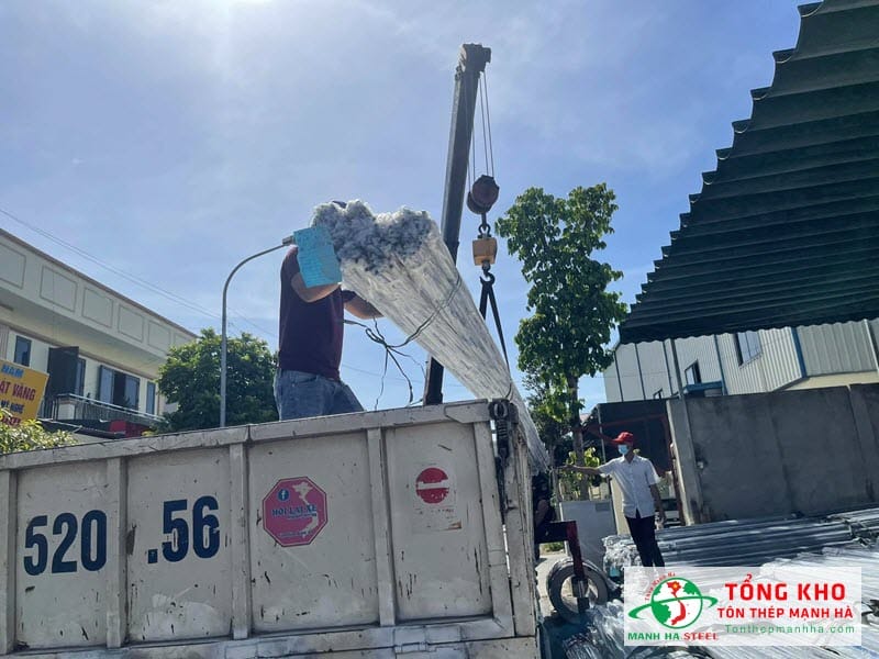 Đại lý Mạnh Hà hỗ trợ vận chuyển, bốc xếp ống inox D42 tận công trình