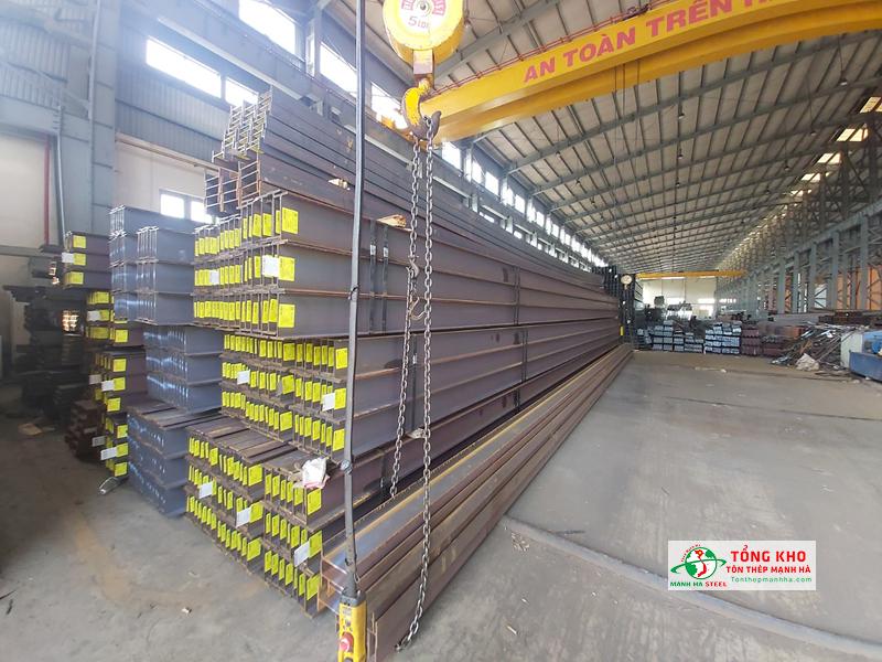 Khi bảo quản thép hình trong kho nên phân loại rõ ràng, sắp xếp ngay ngắn, kê thép trên đà gỗ