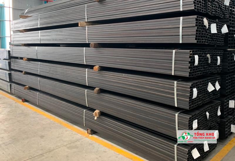 Cần bảo quản sắt hộp đen ở nơi thoáng mát, tránh ẩm thấp để hạn chế rỉ sét