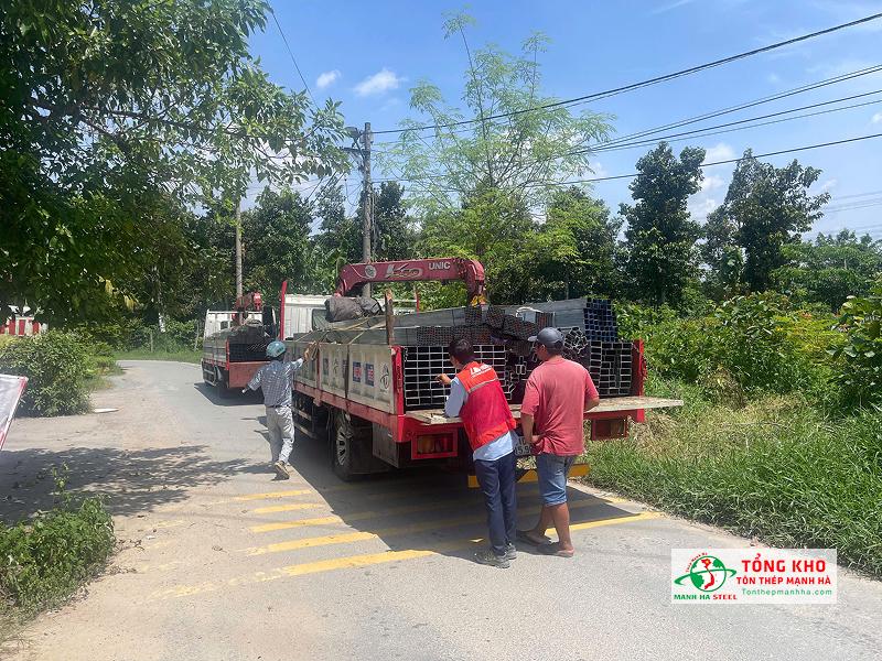 Giao 20 tấn thép hộp Hòa Phát về công trình tại Bình Dương