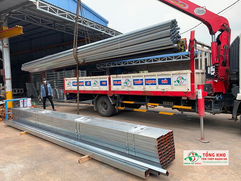Giao 3 tấn thép hộp mạ kẽm Nam Hưng đến xưởng cơ khí ở Bình Phước