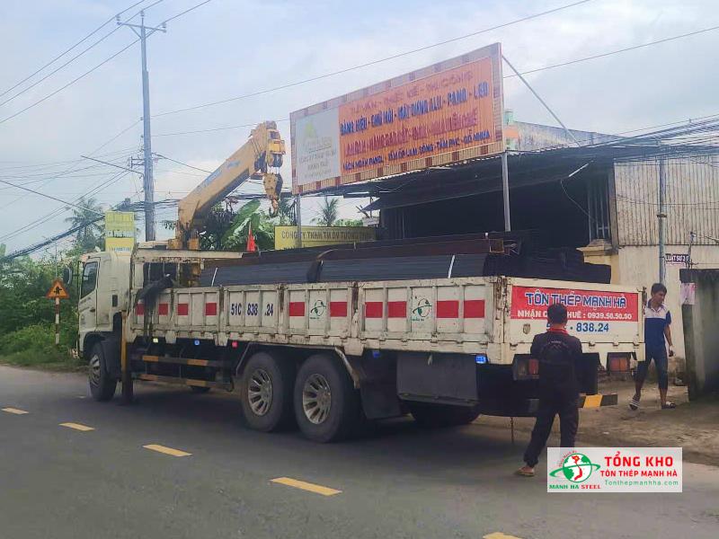 Giao 10 tấn thép hộp đen Hòa Phát cho công ty cơ khí ở Bến Tre