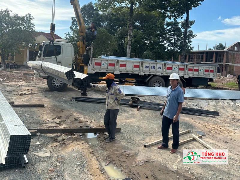 Giao 5 tấn thép hộp mạ kẽm cho công trình quân đội ở Thuận An Bình Dương