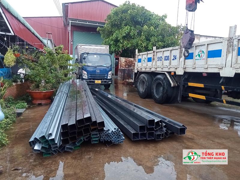 Giao 200 cây thép hộp đen và mạ kẽm cho anh Trọng ở Bình Tân