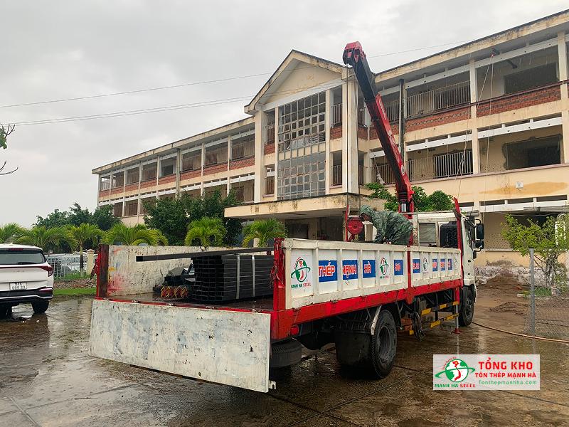 Giao 100 cây thép hộp đen Hòa Phát cho trại cai nghiện ở Bạc Liêu