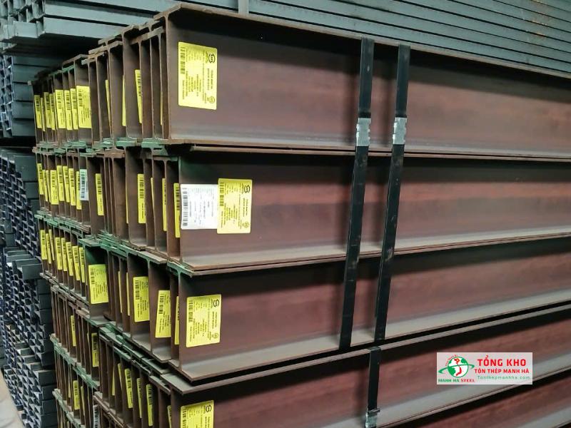 Khi chọn thép hình cần xác định yêu cầu chịu lực, khẩu độ kết cấu, loại liên kết,...