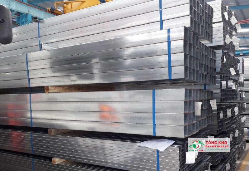 Thép hộp mạ kẽm có lớp kẽm mạ bề mặt sáng bóng, chống ăn mòn tốt