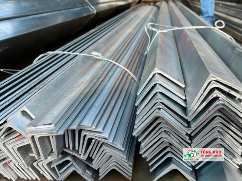 Sử dụng thép V mạ kẽm làm vì kèo chống rỉ tốt hơn, bền hơn trong điều kiện thời tiết ẩm ướt