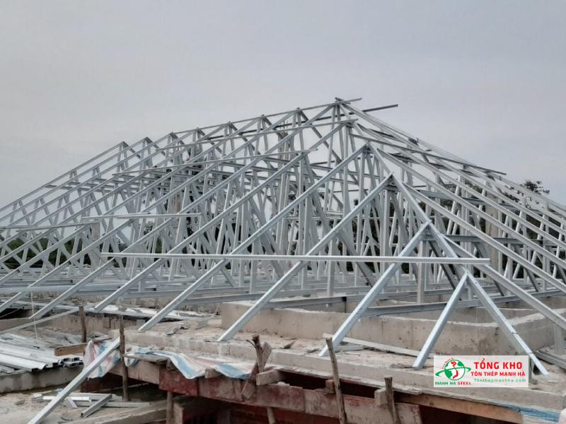 Vì kèo thép V là hệ giàn kết cấu chịu lực, thường có dạng tam giác hoặc hình thang